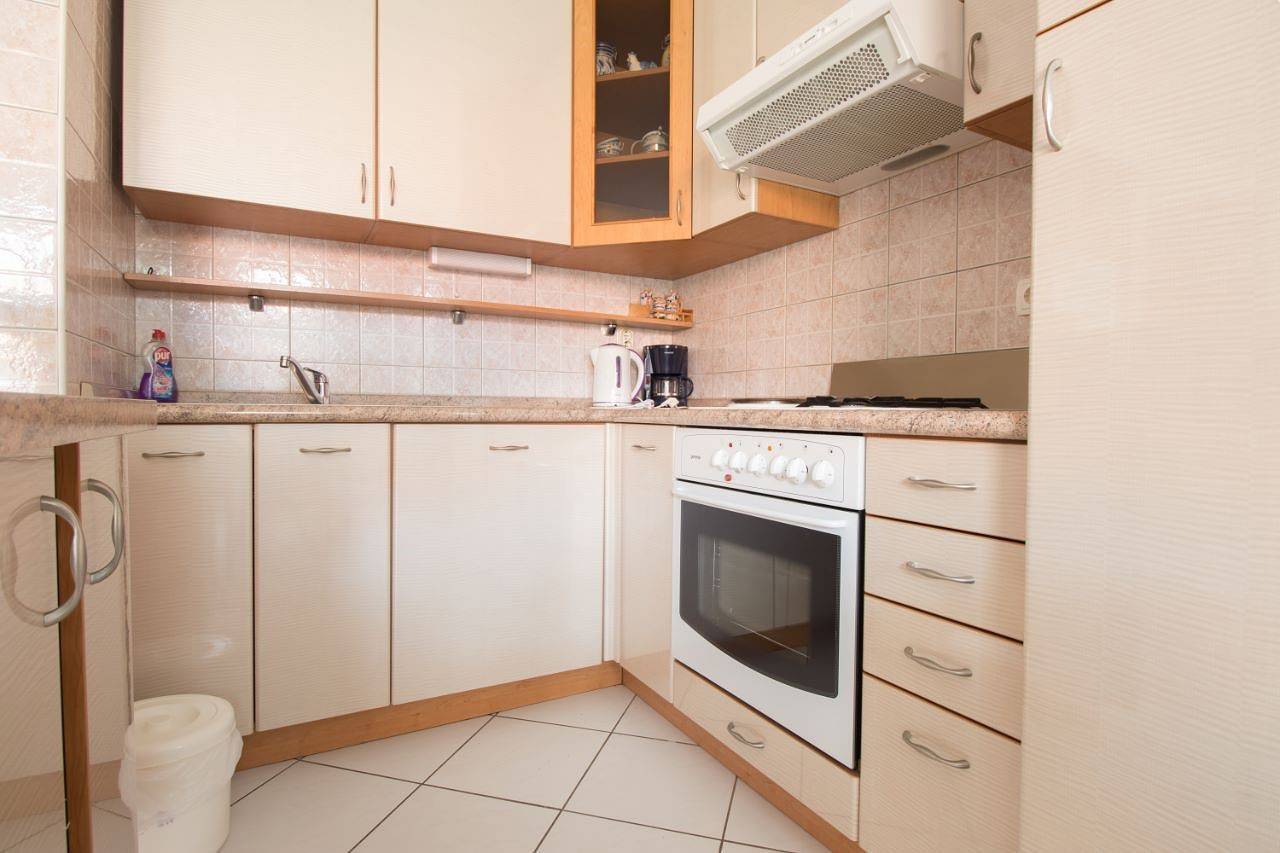 Ganze Wohnung, Apartment für zwei Personen mit Blick auf die Stadt. in Baska, Krk