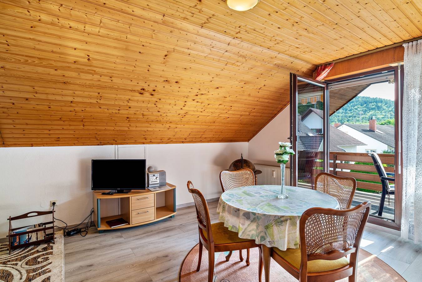 Entire apartment, Apartment "Haus Günter und Valeria" with Mountain View, Shared Terrace & Wi-Fi in Gossersweiler-Stein, Trifelsland