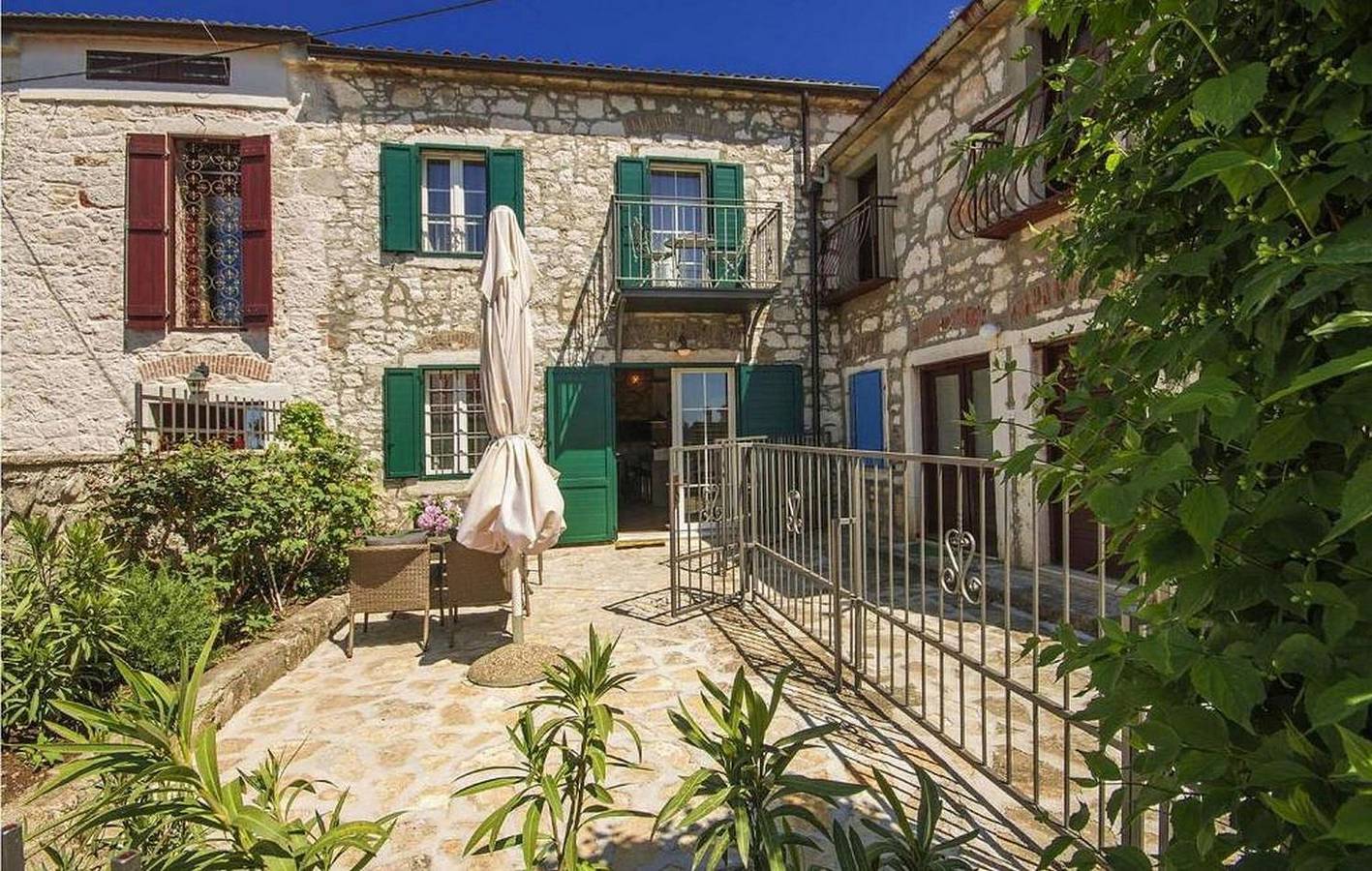 Rustikales Steinhaus nur 300 Meter zum Strand mit Meerblick, Grill, Terrasse in Vrsar, Općina Vrsar