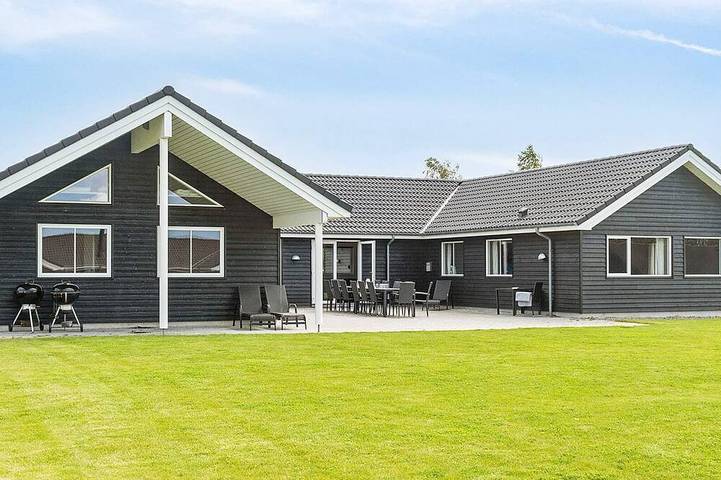 Ferienhaus für 20 Personen, mit Terrasse und Pool sowie Sauna und Whirlpool auf Møn