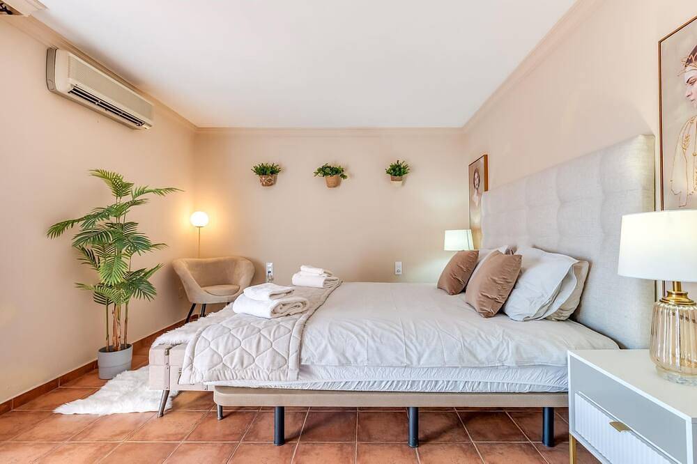 Classic 5 Bdrm Andalucian Villa w Pool & Sea View in Marbella Centre, Marbella