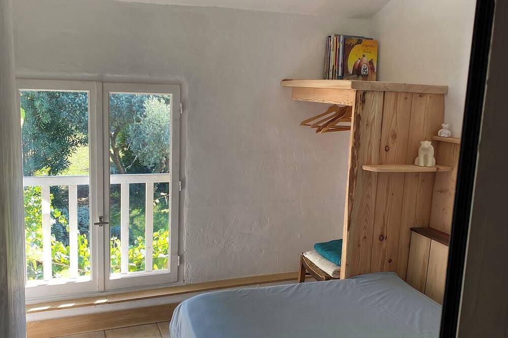 Piolenc: Exceptional Grand Mas Provençal on a hillside on the edge of a forest in Piolenc, Vaucluse