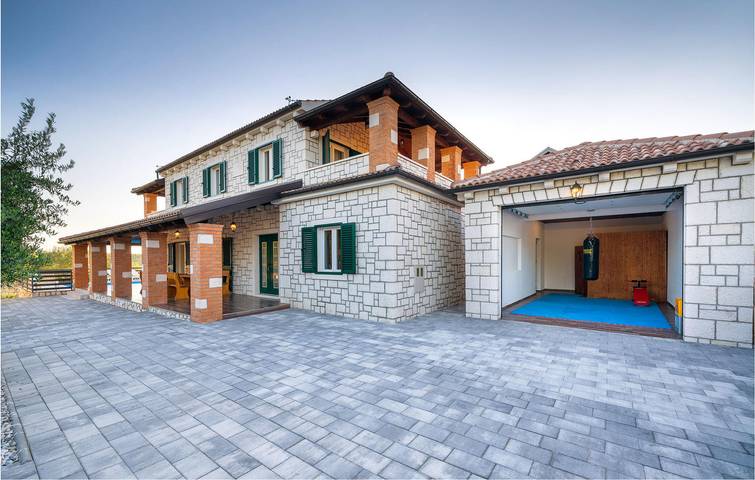 Geräumige Ferienwohnung mit Pool, Terrasse und WLAN in der Nähe des Flusses Guduča in Skradin, Šibenik-Knin