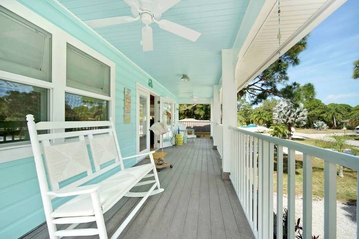Vacation rental for 7 people, with pool and balcony as well as yard in Saint James City