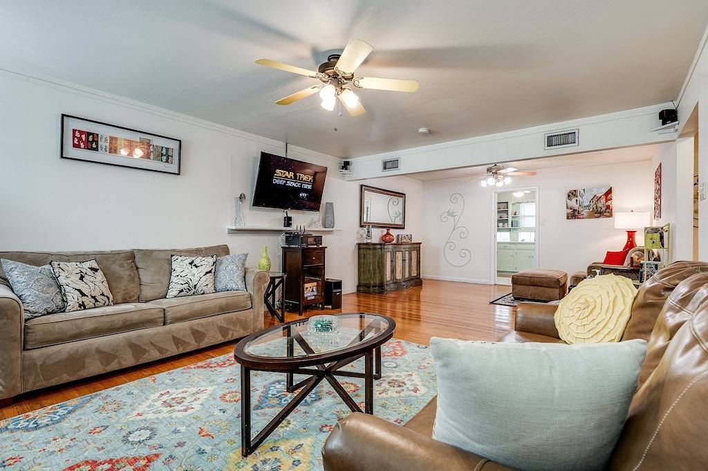 Zentral gelegenes 2200 Quadratmeter großes Haus auf großem Grundstück mit Privatsphäre und großen Pekannussbäumen in Arlington, Tarrant County