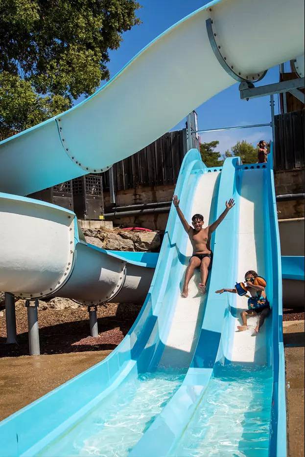 Camping pour 5 personnes, avec terrasse et piscine, animaux acceptés
