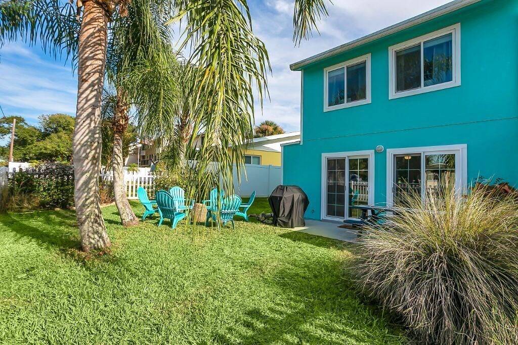 Private home with fenced yard. Walk to the Beach! in New Smyrna Beach, Florida