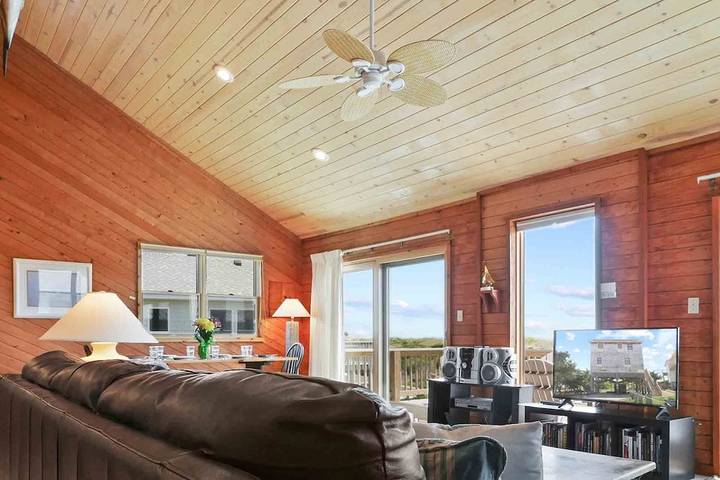 Vacation rental for 10 people, with hot tub and yard as well as pool in Hatteras Island