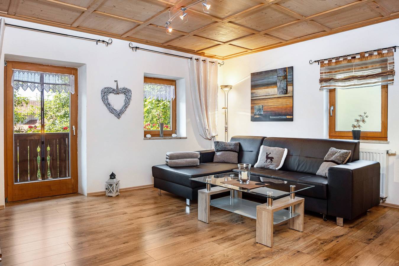 Ganze Wohnung, Apartment „Landhaus Echerschwang1“ mit Gemeinschaftsgarten, Balkon und Wlan in Bernbeuren, Romantische Straße