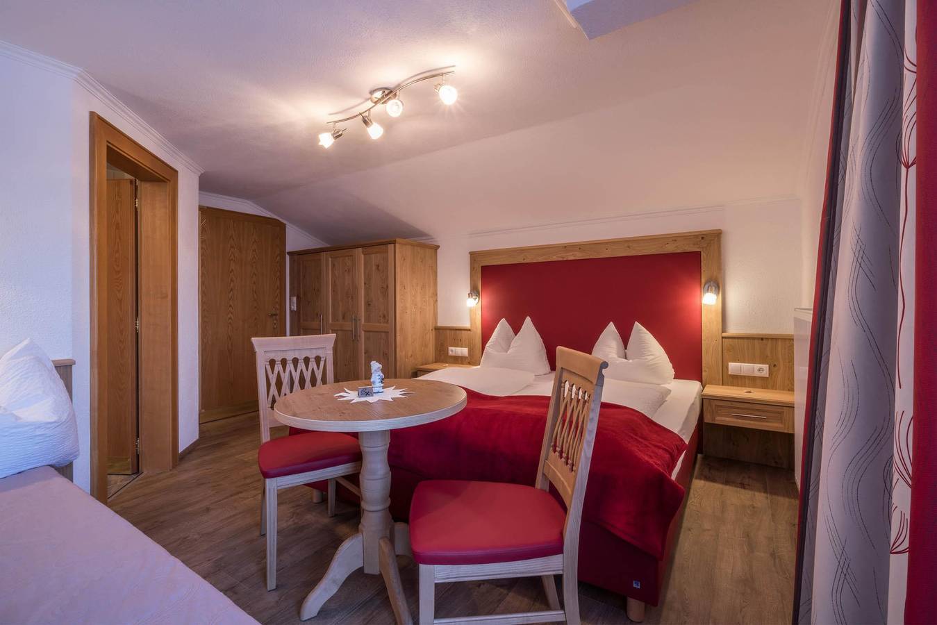 Ganze Ferienwohnung, Turmsuite 2 - 4 Personen in Tuxer Alpen, Ried im Zillertal