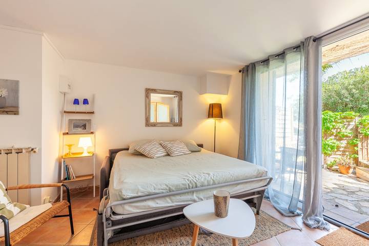 Appartamento intero, Appartamento 'Logement De Charme Les Araucarias' con piscina condivisa, terrazza privata e Wi-Fi in La Garde, Costa mediterranea (Francia)