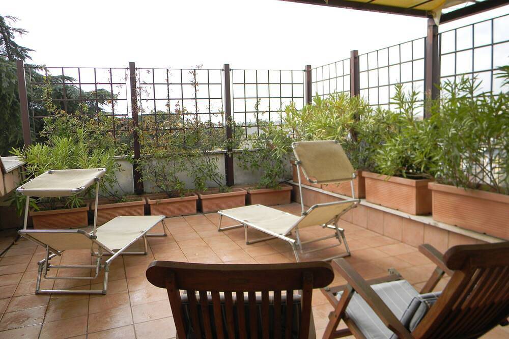 Apartamento entero, Janículo cerca de Trastevere Vaticano estudio agradable bien equipado con una gran terraza in Roma, Provincia de Roma