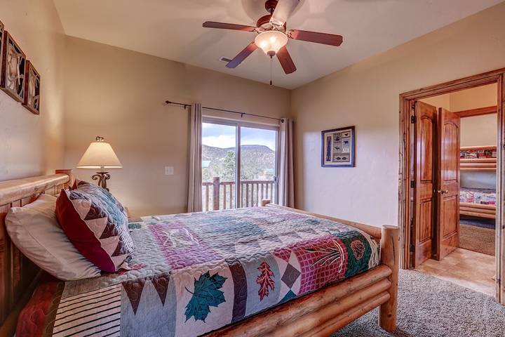 Log cabin for 14 people, with pool and hot tub as well as balcony in Zion National Park