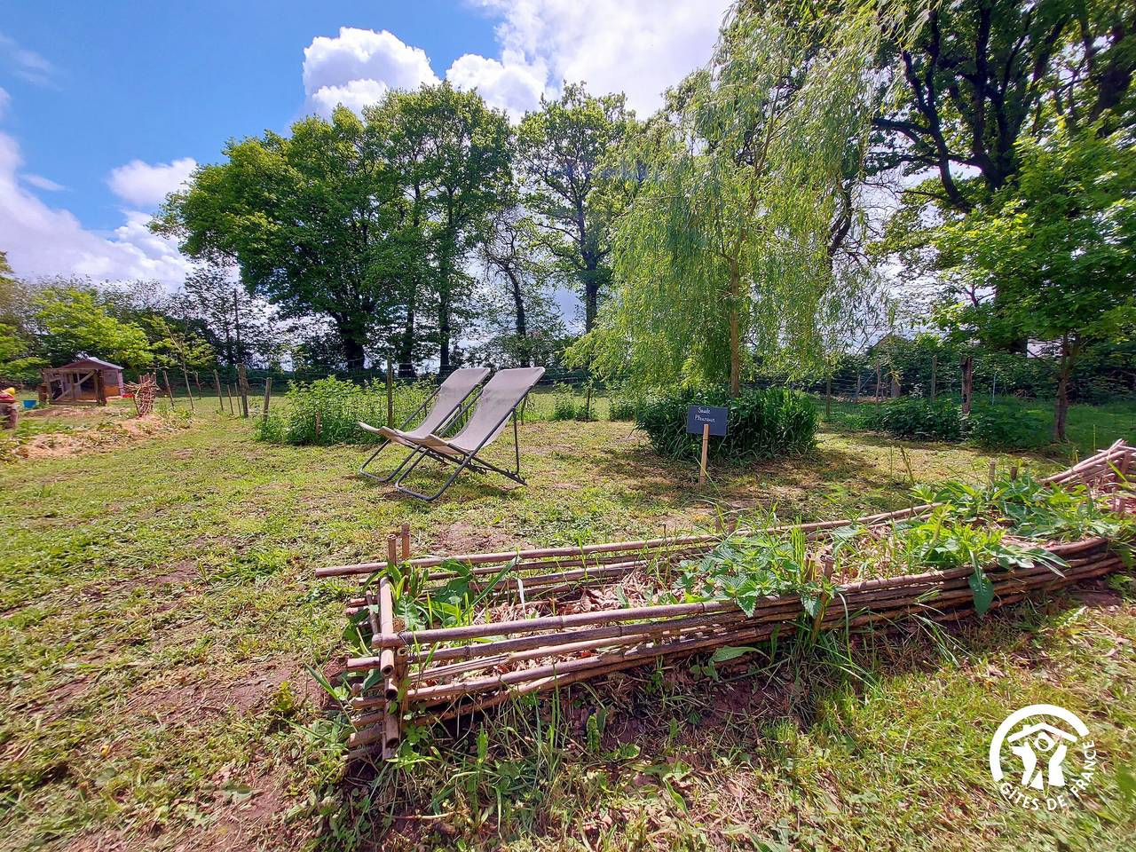 Yourte de charme près de la nature, 27m², 2 adultes + enfants, cuisine et espaces communs partagés in Montenay, Mayenne