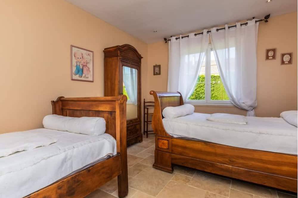 Terraza, villa con piscina con vistas a las colinas y piscina privada. in Terrasson-Lavilledieu, Périgord Noir