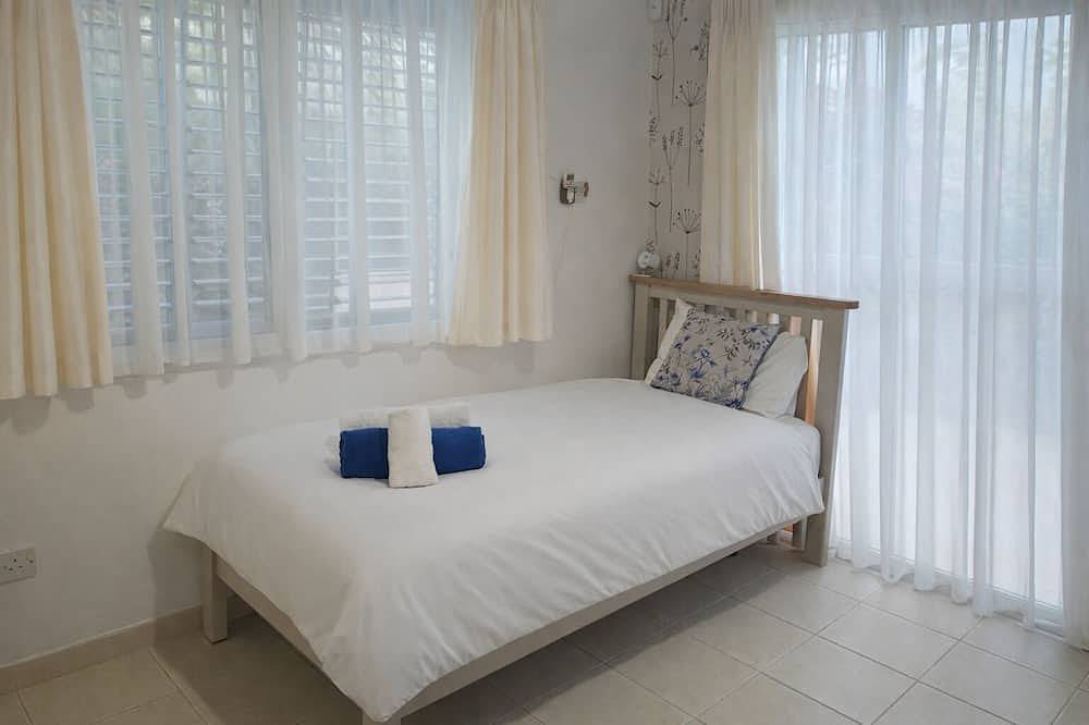 Entire apartment, Best location- Harbour and promenade, 2Br/2 baths apartment with private garden in Alykes Beach, Paphos