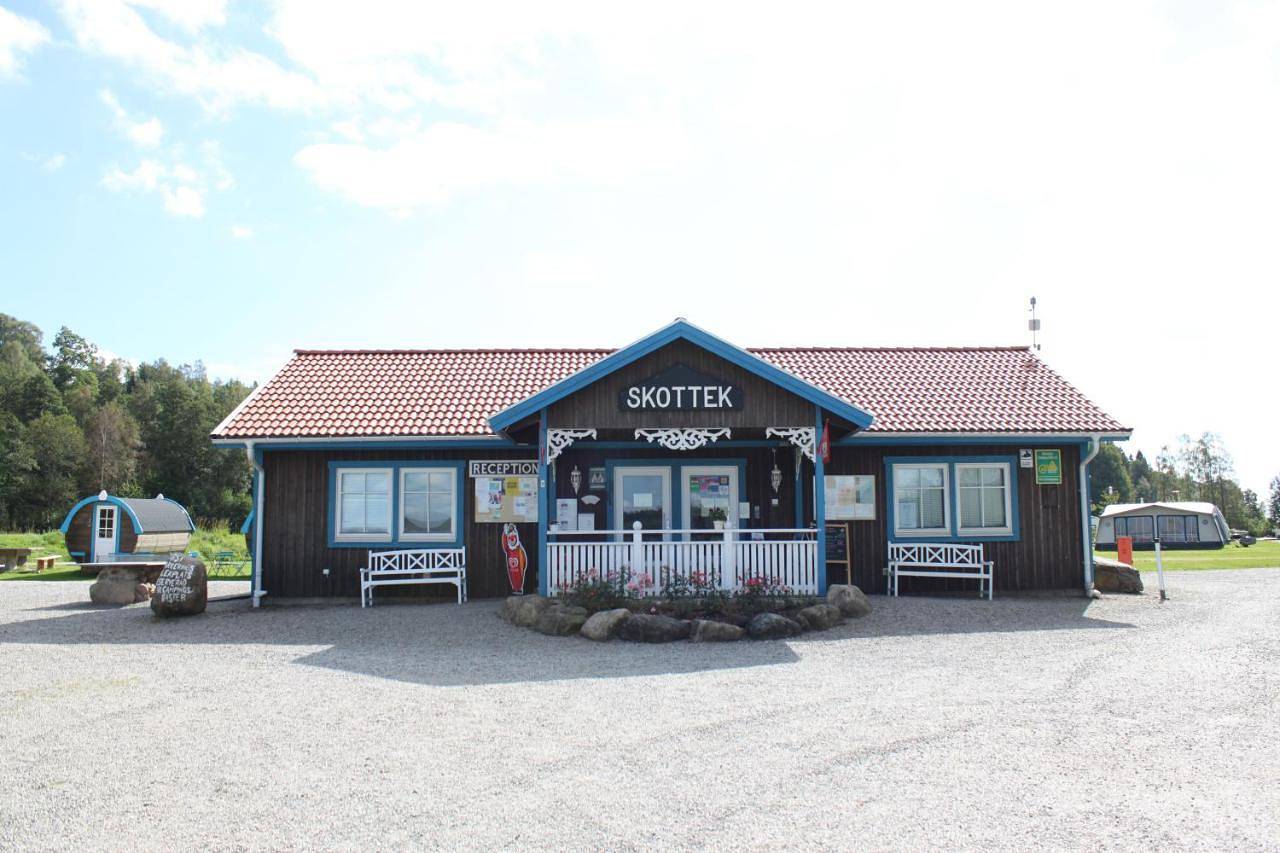 Skotteksgarden Lakefront Cottages and Camping near Ulricehamn in Marbäcks distrikt, Västergötland