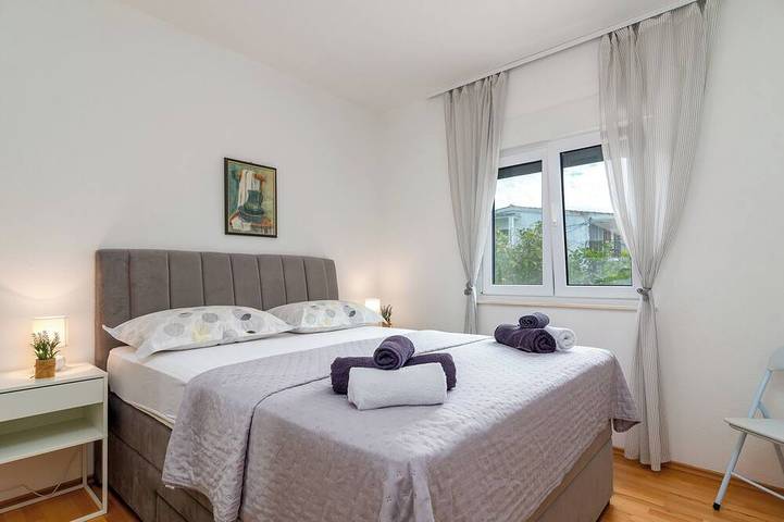 Appartement entier, Stipe 2 avec une chambre, à seulement 100m de la plage de Trogir in Gradska plaža (Trogir), Trogir