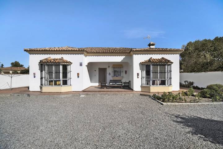 Holiday Home Casa Tricia with Private Pool, Garden & Wi-Fi in Pago del Humo, Chiclana de la Frontera