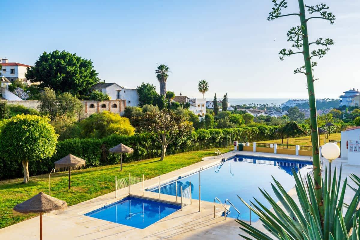 Apartamento inteiro, Stunning Mediterranean View Top-Floor Apartment El Faro in Mijas Costa, Mijas