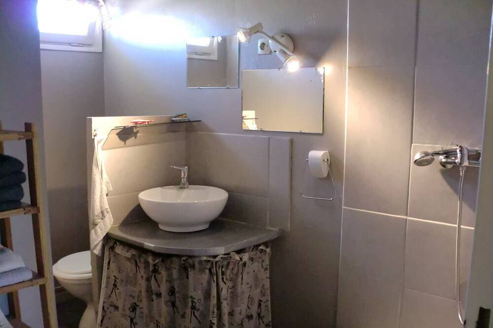 Chambre sous les toits (pour 1 à 3 personnes) in Trèbes, Région de Carcassonne