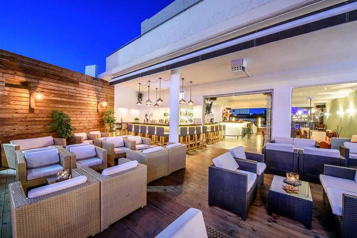 Appart’hôtel pour 2 personnes, avec vue ainsi que jardin et piscine
