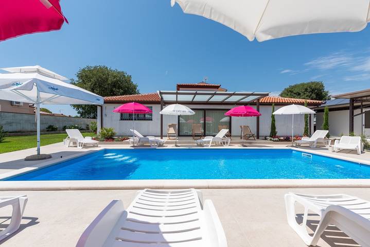 Ferienwohnung für 2 Personen, mit Balkon/Terrasse und Pool in Poreč