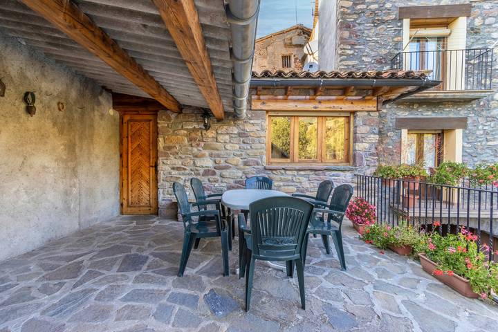 Casa de vacaciones 'Teule 1' con vistas a la montaña, piscina compartida y Wi-Fi in Sarroca de Bellera, Pirineo Catalan