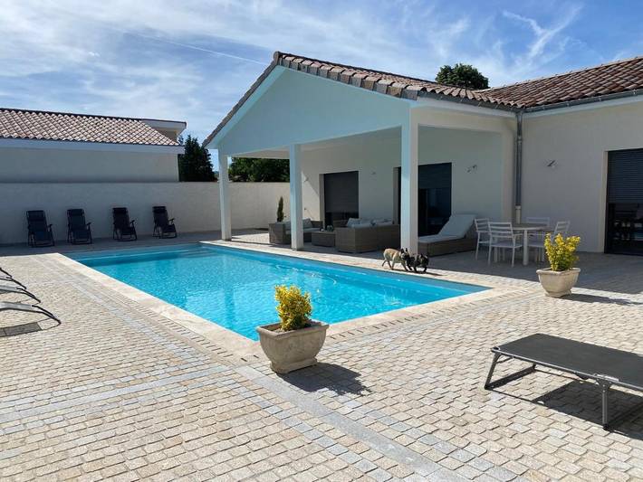 Location de vacances pour 6 personnes, avec piscine ainsi que jardin et vue à Crêches-sur-Saône - 3