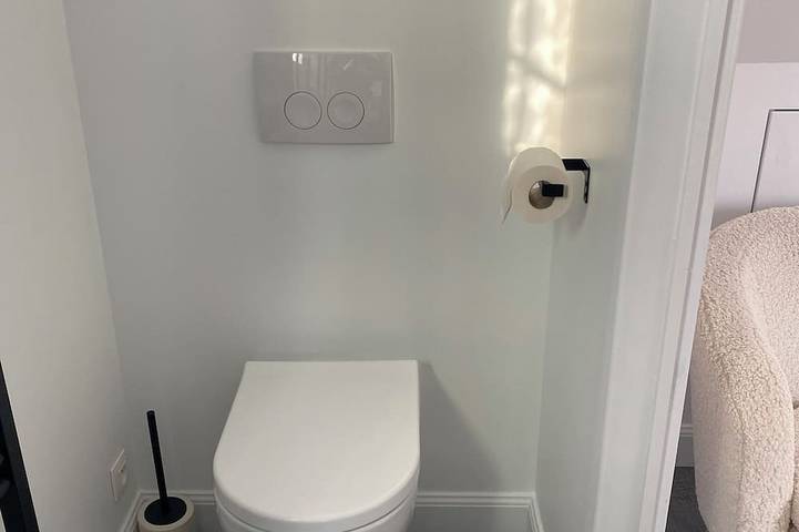 Centrally between Ghent & Antwerp, Cosy attic room in a fully private building in Lokeren, Ostflandern