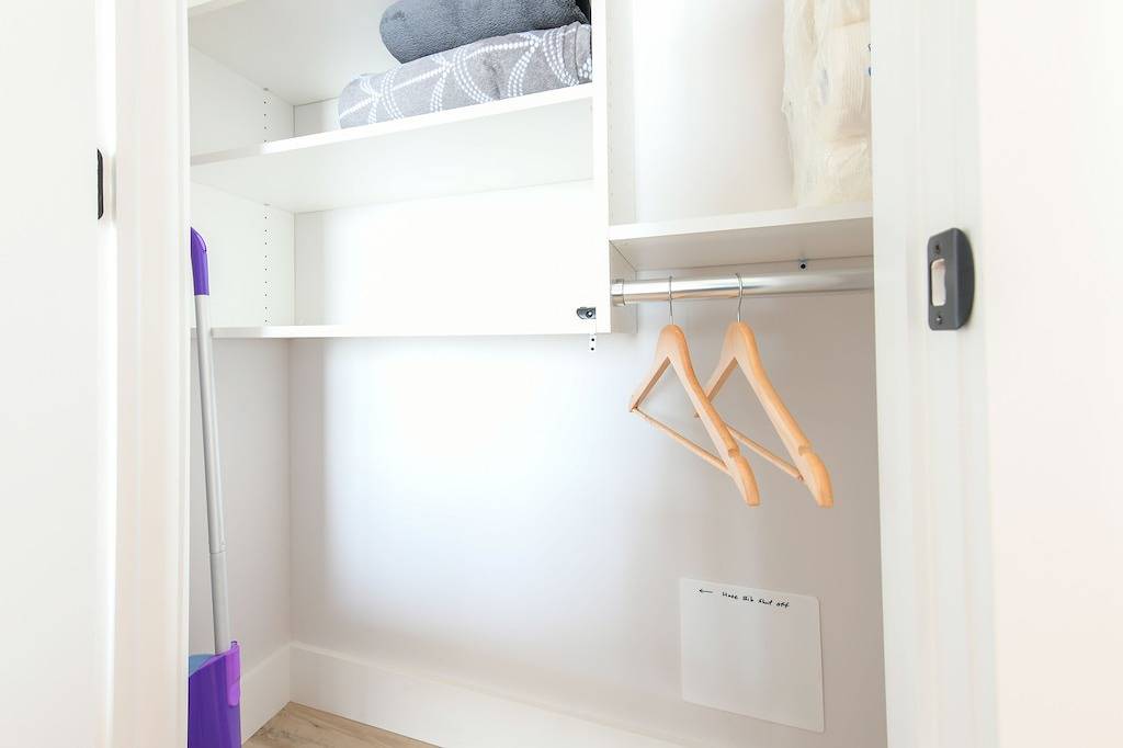 Roxie's Modern Lake Front House on the water! in Indian Lake