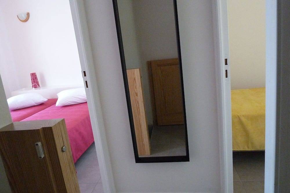 Entire apartment, Air-conditioned apartment in a village house, Historic Mèze, Bassin de Thau in Mèze, Côte d'Améthyste