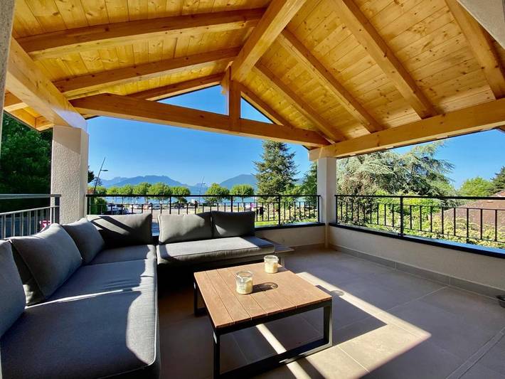 Gîte pour 8 personnes, avec Jacuzzi et Terrasse ainsi que Jardin et Vue sur le lac dans Port d'Albigny