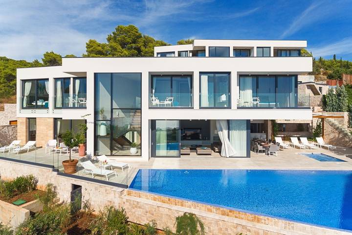 Villa for 8 people, with balcony/terrace and pool as well as balcony and sauna on Hvar