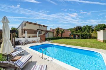 Gîte pour 6 personnes, avec balcon/terrasse ainsi que piscine et balcon à Poreč