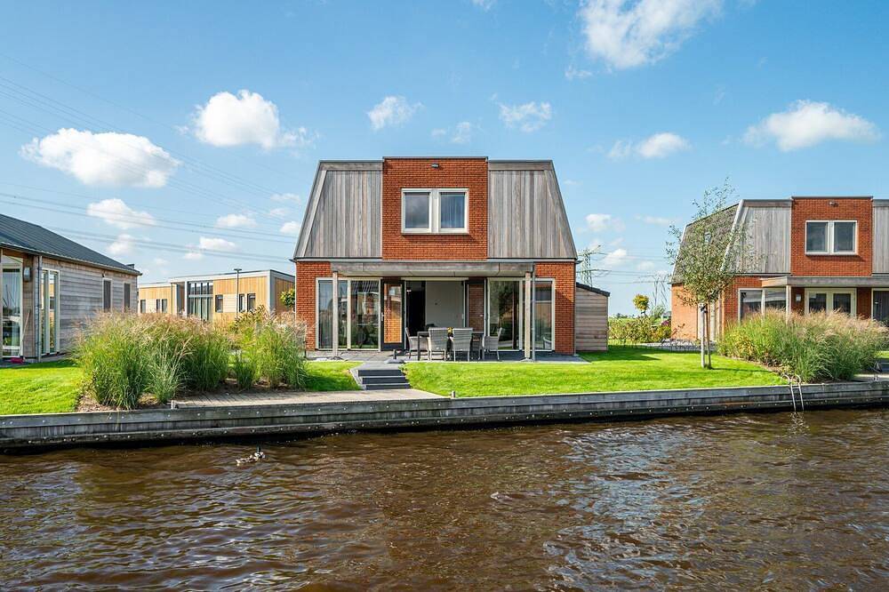 Übernachten Sie in unserem geräumigen Sneekermeer-6-Haus mit privatem Bootssteg. in Akkrum, Friesland