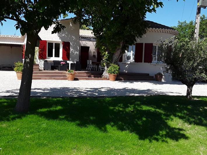 Location de vacances pour 8 personnes, avec Terrasse et Jardin ainsi que Piscine et Vue à Travaillan