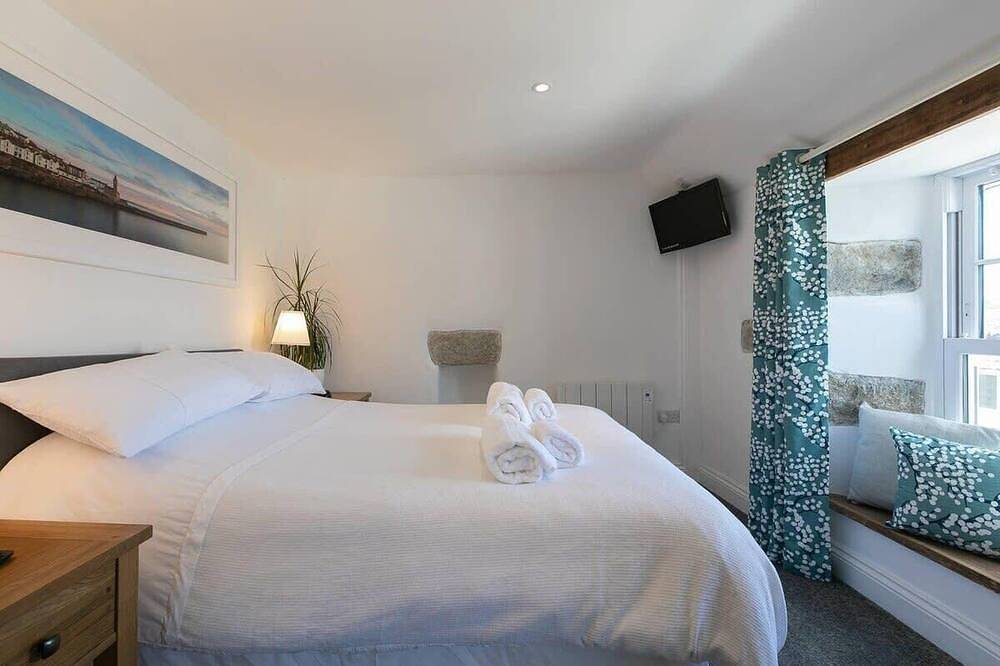 Homely Cottage with Sun Terrace, Short Walk to Beach in Porthleven, Cornwall
