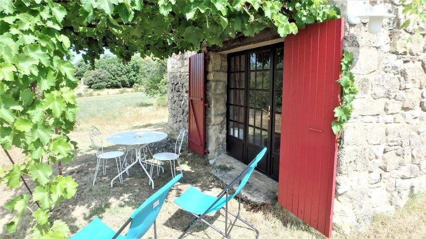 Location de vacances pour 2 personnes, avec piscine ainsi que vue et jardin à Barjols - 2