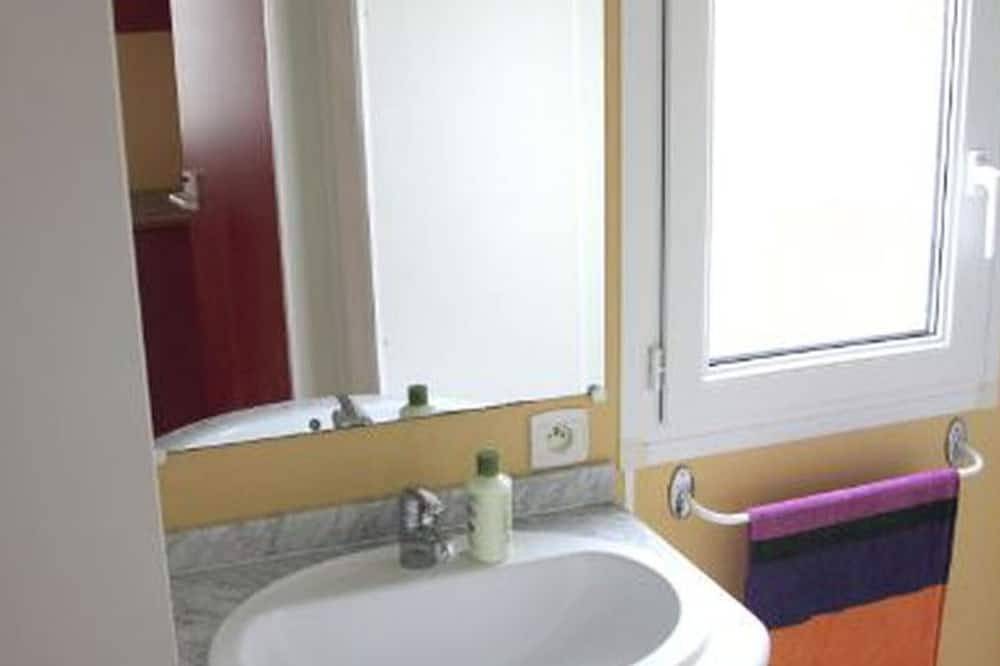 Mobil home avec terrasse pour 4 personnes in La Chaize-Giraud, Vallée de la Loire
