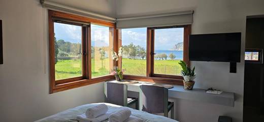 Gîte pour 2 personnes, avec terrasse ainsi que jardin et vue dans Perdika