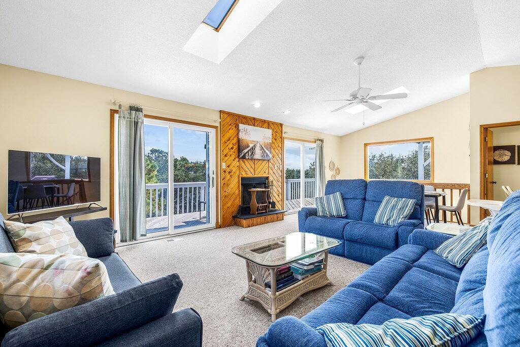 Private pool w/ heat available, hot tub, pet friendly, 5 min walk to beach! in Corolla, Currituck County