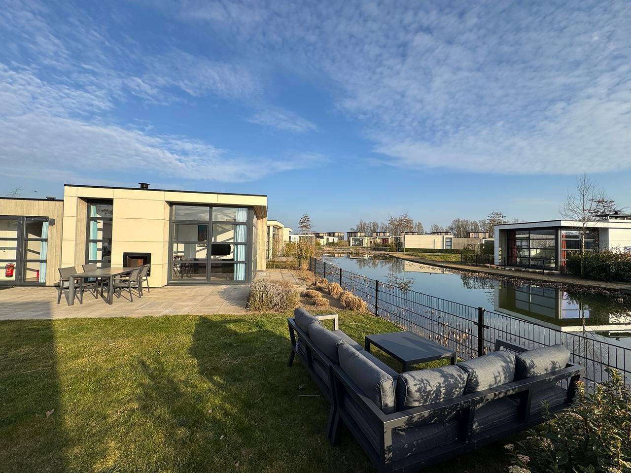 Top-modernes Chalet Ijssel Oase mit eingezäuntem Garten am Wasserlauf des Parks in IJssel