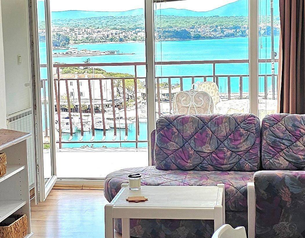 Ganze Ferienwohnung, Geräumige Wohnung mit Panoramablick auf das Meer in der Nähe des Meeres in Malinska, Krk