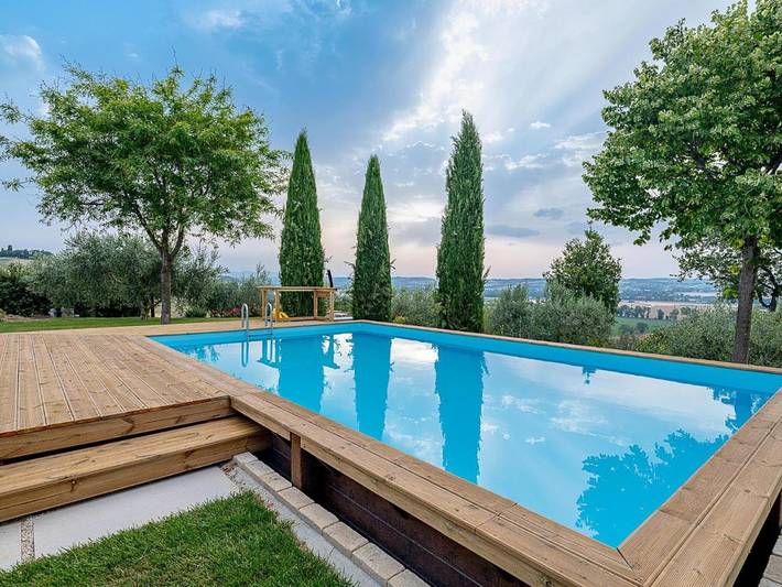 Ferienhaus für 11 Personen, mit Terrasse und Garten sowie Pool in Montelupone