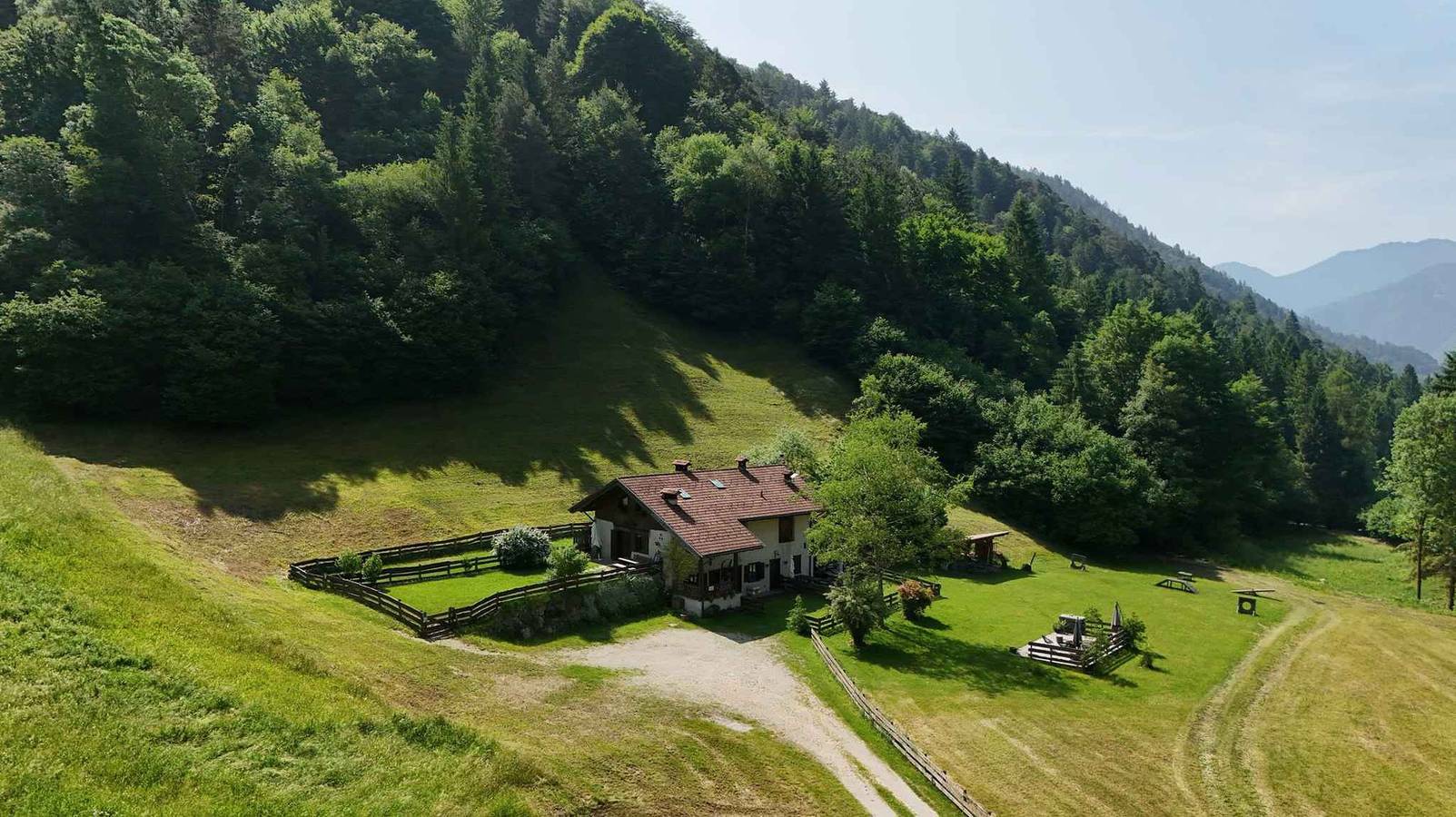 Berghütte mit 20.000 Quadratmetern Land  in Lenzumo, Ledro