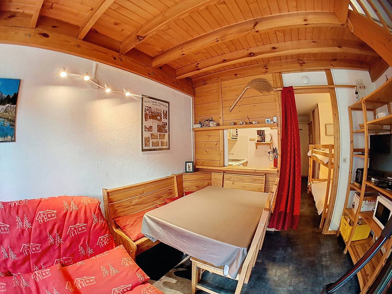 Entire studio, Cozy mezzanine studio in Val-d'Isère center in Val-d'Isère, Ruitor Massif