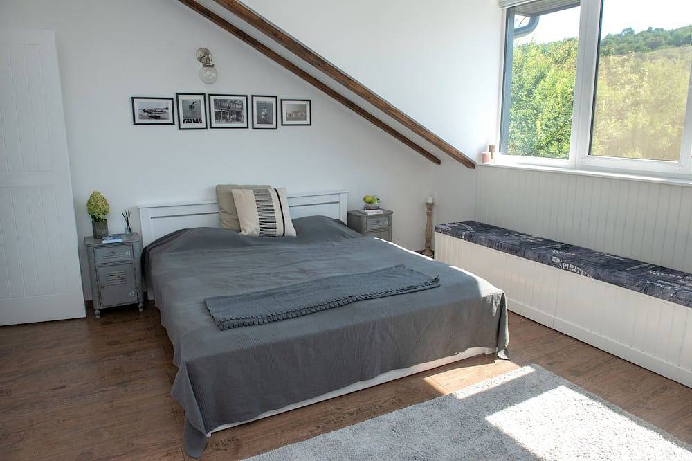 Lakeview Home in Tihany with Hot Tub in Tihany, Balatonfüredi járás