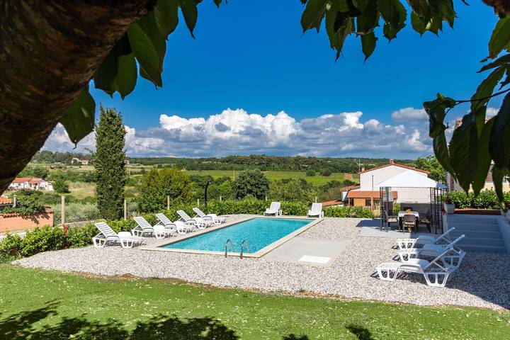 Ferienhaus für 7 Personen, mit Ausblick und Garten sowie Pool