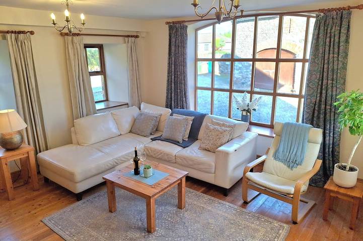 Beautiful stone cottage in a quiet country setting close to beach in Contea di Louth